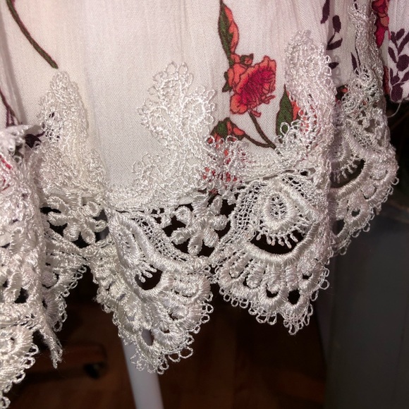 KORI SIZE SMALL WHITE ON OFF SHOULDER BLOUSE WITH FLORAL PATTERN CROCHETED LACE - Picture 5 of 5